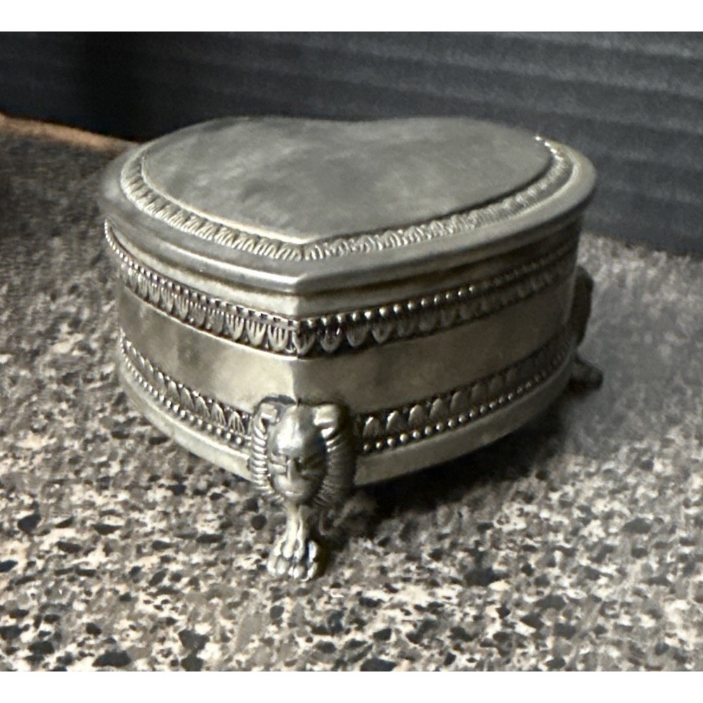 Vintage Victorian-Style Heart Jewelry Box Silver-Tone Lion Head Feet‎ 4"